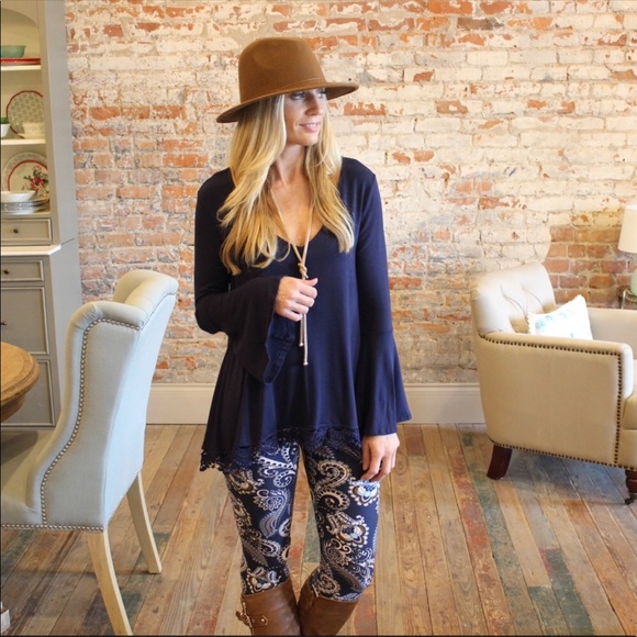 ⭐️NWT INFINITY RAINE NAVY BELL SLEEVE V NECK TUNIC - Picture 4 of 5